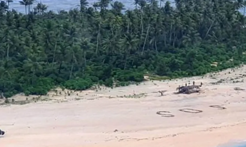 מטורף: נתקעו על אי בודד &ndash; וחולצו בזכות כיתוב על החוף