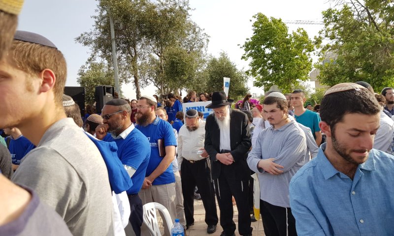 הרב צבי טאו הגיע למחות: להיות נורמליים