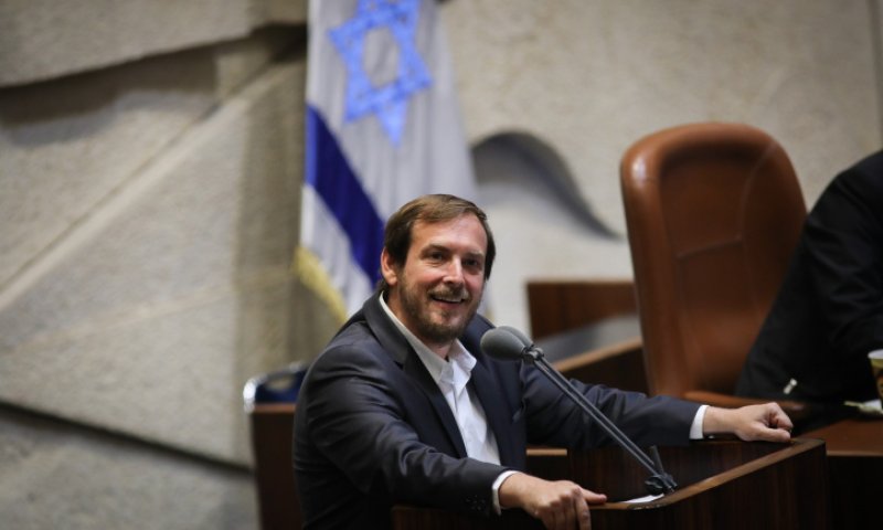 צפו: הח"כ הסביר את המצב הפולטי לביתו שתיוולד