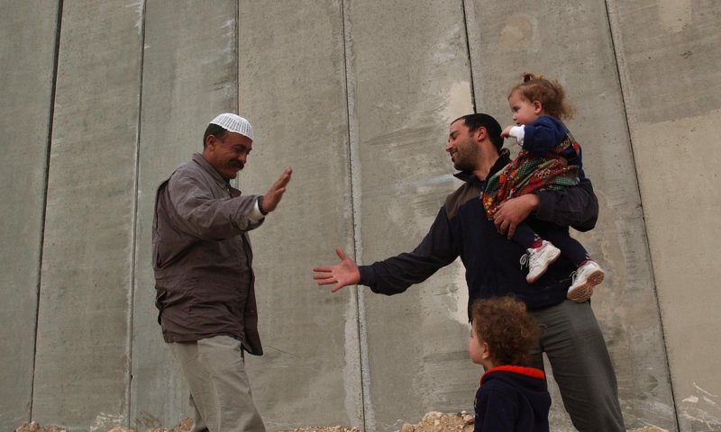 המשיח בפתח? פלסטינים ומתנחלים יפגינו נגד הגדר