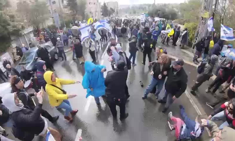 אפס סובלנות לאלימות: יאיר גולן תפס שוטר ונזרק על המדרכה