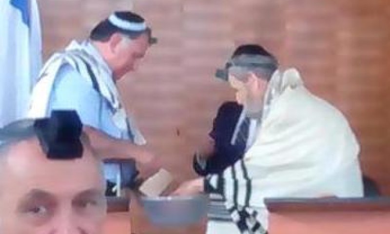 יש כבוד: ראש העיר חיפה נוטל ידיים לרב שאר ישוב כהן