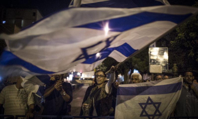 סערה בועידת הארץ: אמן תחב דגל ישראל לישבנו