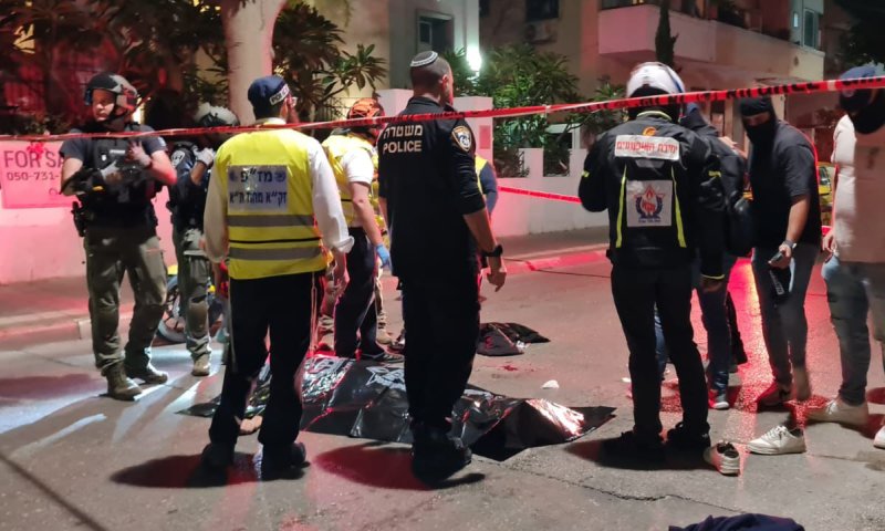 הפיגוע בתל אביב: מתנפל עם סכין ומתחיל לדקור. צפו