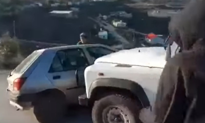 צפו: ג'יפ של המנהל האזרחי מועך רכב של מתיישב