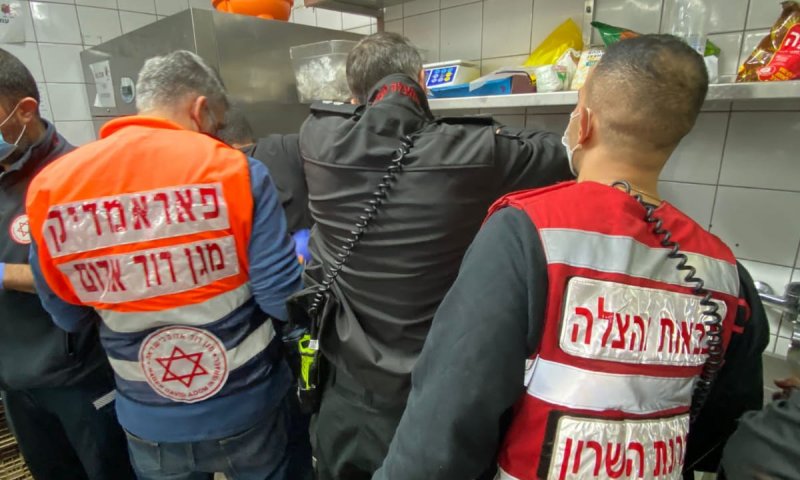 ידו של פועל במסעדה נלכדה במטחנת בשר, מצבו קשה