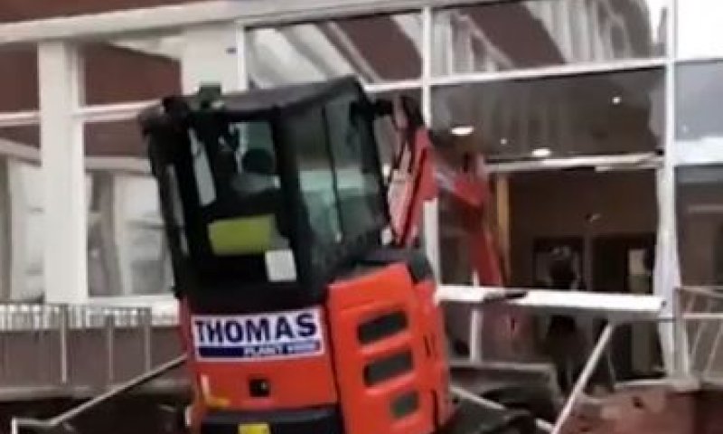 צפו: הנקמה האכזרית של פועל שלא קיבל משכורת