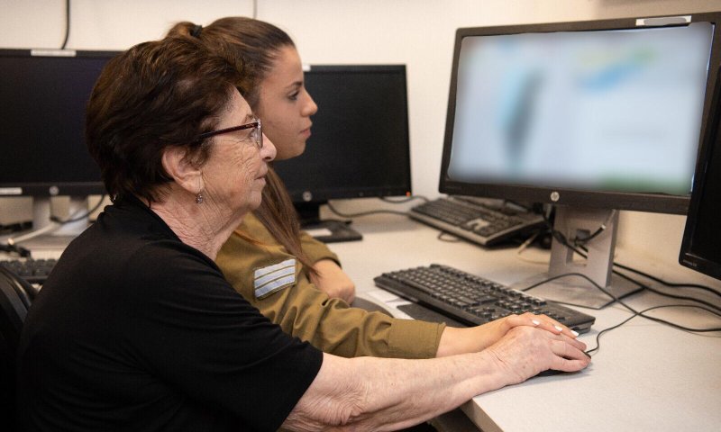 ניצולת שואה הפעילה עם נכדתה את צפירת הזיכרון