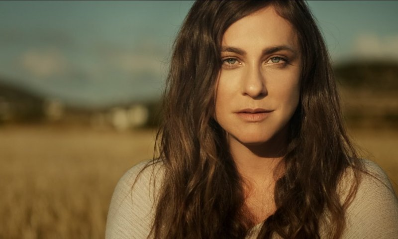 קרן פלס בקריאה לאמנים: 'די לקלישאות. אי אפשר לשתוק'