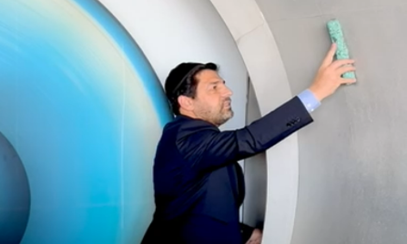 רגע לפני העונה החדשה: קביעת מזוזה בבית האח הגדול