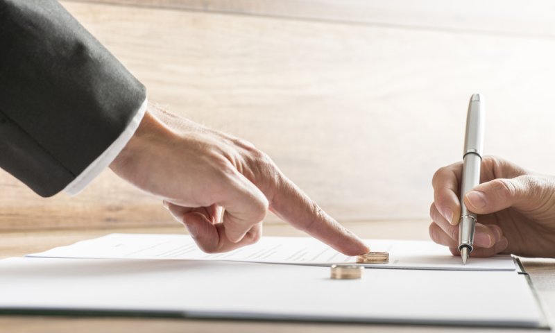 הבעל נלכד בהלוויה ונתן את הגט אחרי 10 שנים