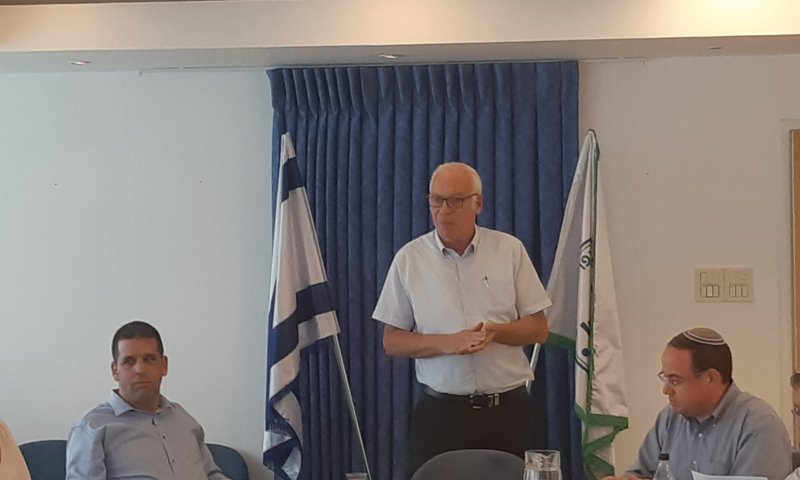 גבאי השתלח &bull; אריאל מגיב: "לא הכרחנו להעסיק בנו"ש"