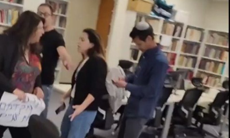 עובדת בקהלת: "מפגינה ניסתה להכות אותי" | צפו
