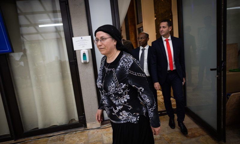 הרב אברהם יוסף מתנצל: "השרה אינה אשמה"