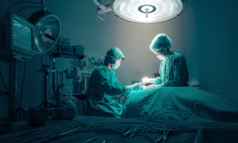 'מעשה צורם': זעם על מנתח בגלל תמונה שהעלה לרשת