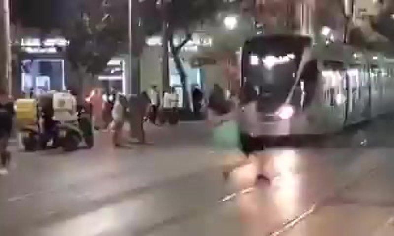 תיעוד ברשת: הסלטה המסוכנת מול הרכבת הקלה