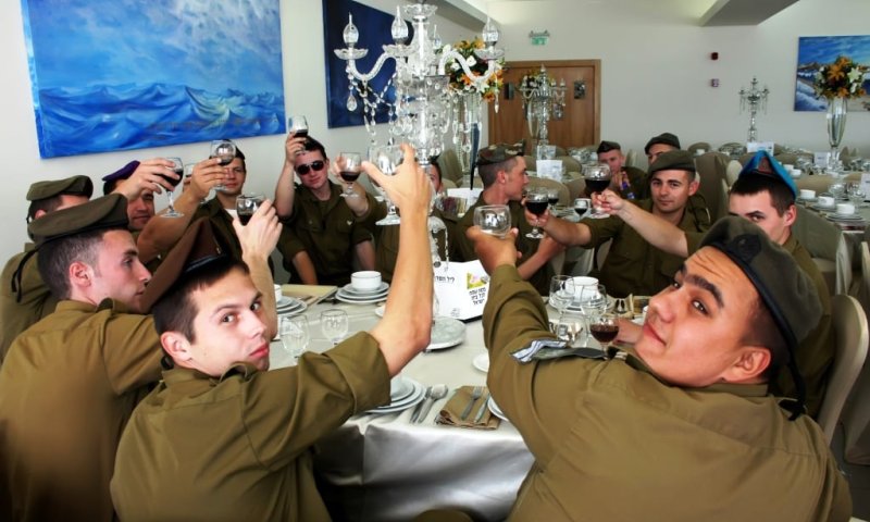 לא לבד: ליל הסדר הגדול ביותר לחיילי צה"ל בודדים