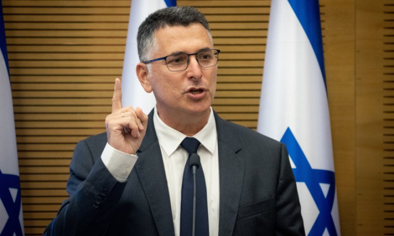 גדעון סער נגד בני גנץ: "לא יכול לתמוך"