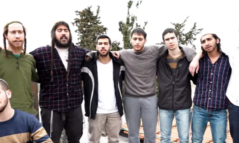 צפו: ראש ישיבת ההסדר מנגן בשיר מחווה לעפרה