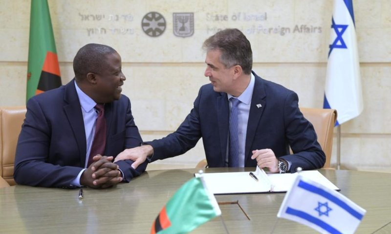 חיזוק ביחסים: אלי כהן נפגש עם שר החוץ של זמביה