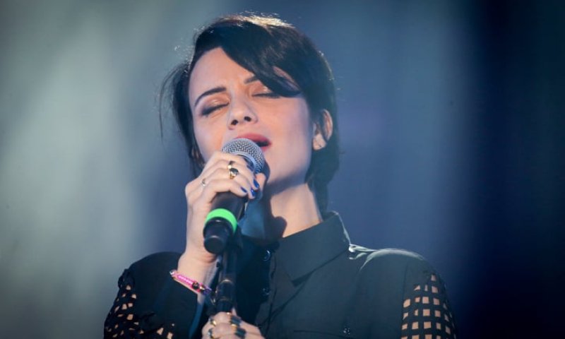 נינט טייב שרה לזכרו של צביקה פיק