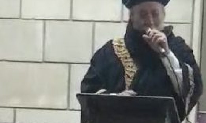 צפו: הרב שלמה עמאר סופד בהלווית גדליה שרייבר ז"ל