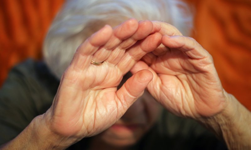 שוטרים עצרו מתבצר לאחר שהיכה את אמו בראשה וגופה