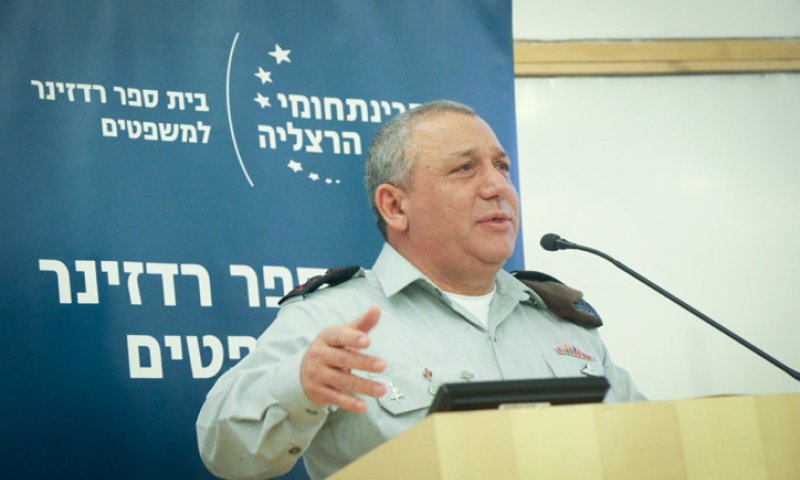 לא רק נפתלי בנט: איזנקוט מחכה לטלפון מנתניהו