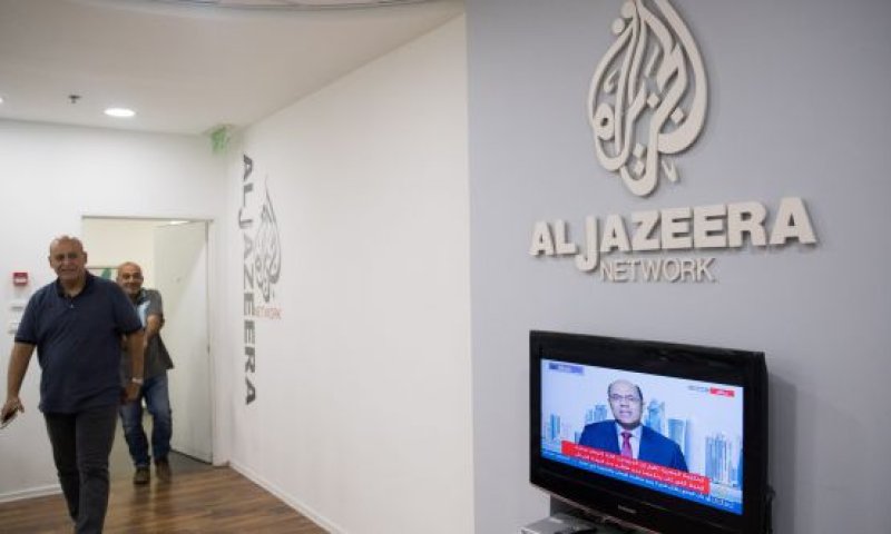 צפו: פקחי משרד התקשורת פושטים על משרדי אל ג'זירה