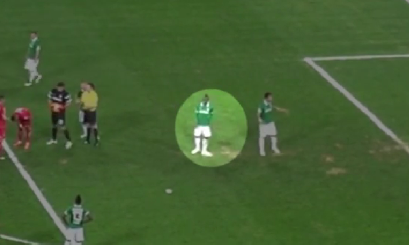 השחקן חיבל בנקודה הלבנה. בוזגלו החמיץ פנדל