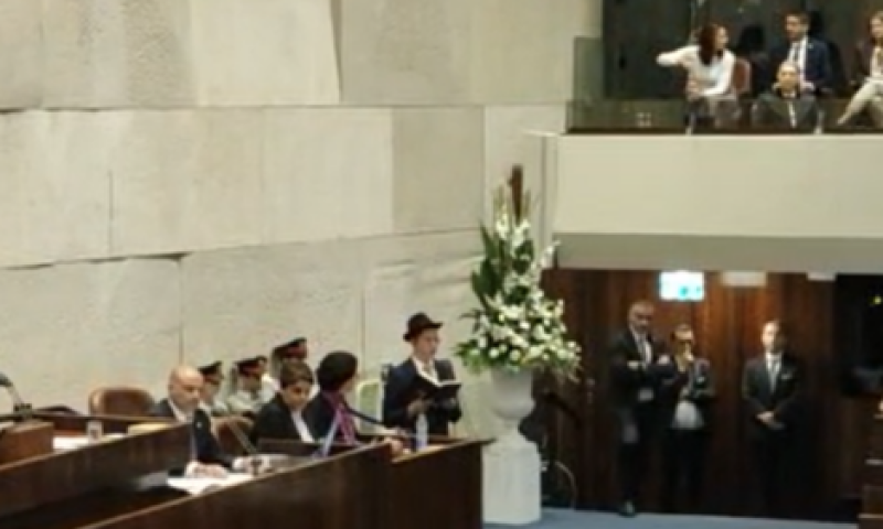 מרגש: מוישי הולצברג קרא תהילים בהשבעת הכנסת