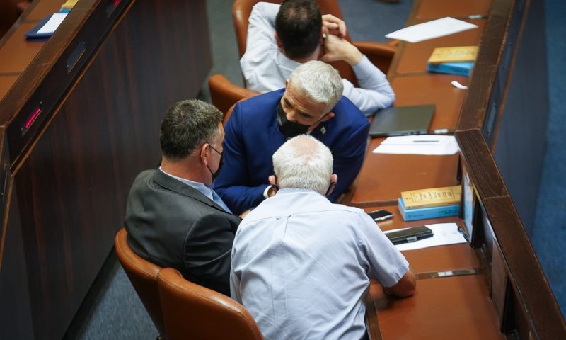 מכה לבנט: גדעון סער ימליץ על יאיר לפיד