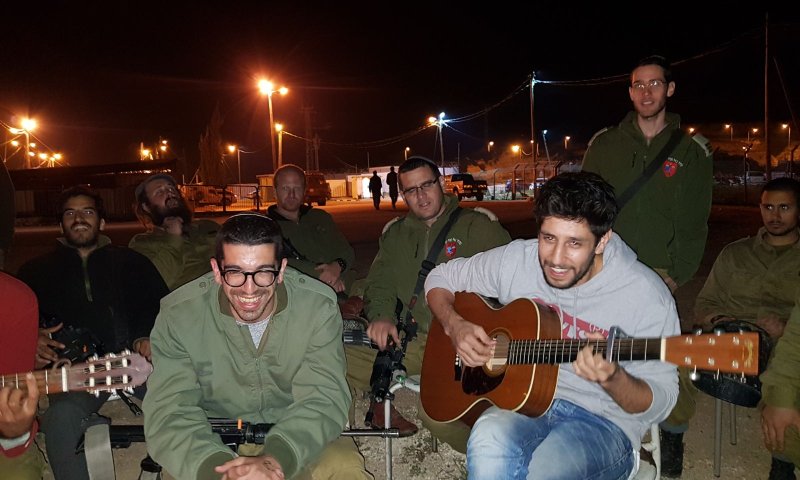 צפו: עידן עמדי בא להפתיע את חנן בן ארי במילואים