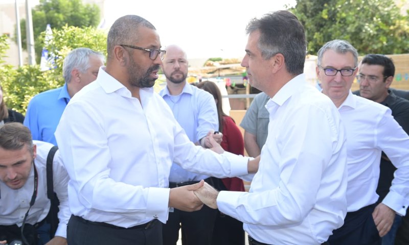 שר החוץ של בריטניה ביקר באופקים ונחשף לזוועות