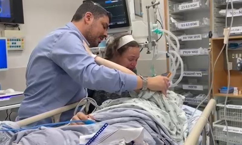 צפו: המפגש המרגש בין ההורים לבן שחיסל את המחבל