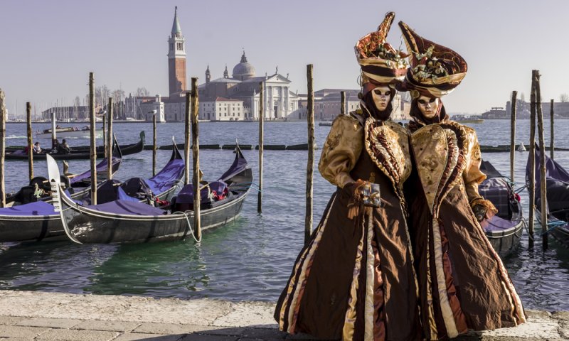 שמלות צנועות בשטיח האדום של פסטיבל ונציה