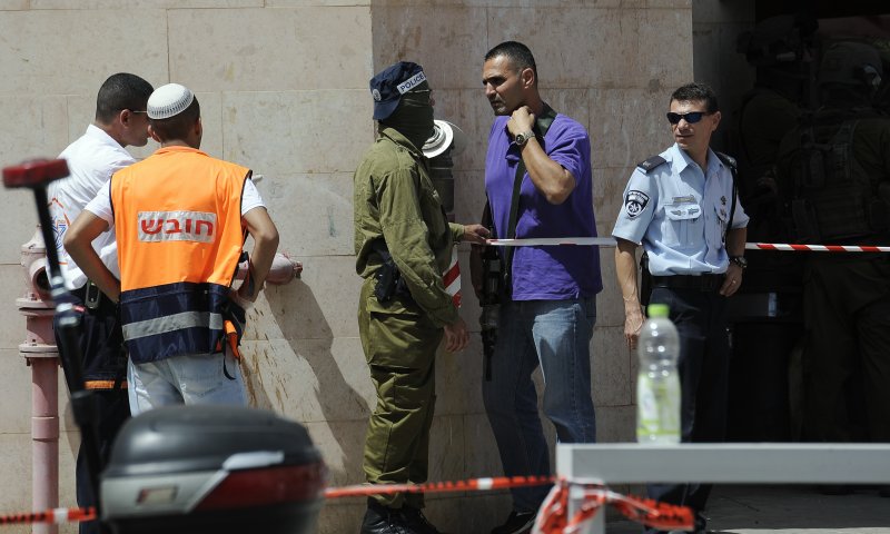 טירת הכרמל: חשוד כבן 50 דקר שוטרים ונורה