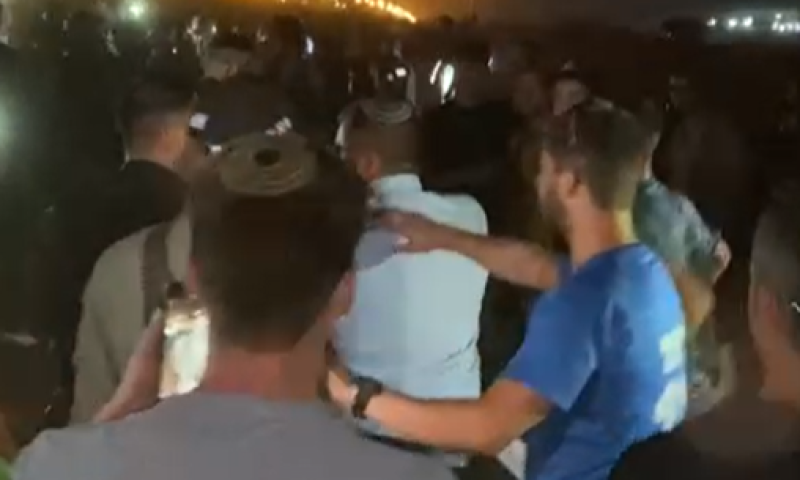 עימות אלים | צפו: אופיר סופר מונע בגופו פינוי מאחז