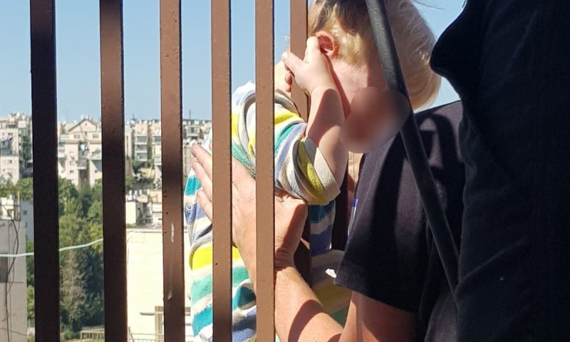 הפעוט נתקע מחוץ לסורגים בקומה החמישית. צפו