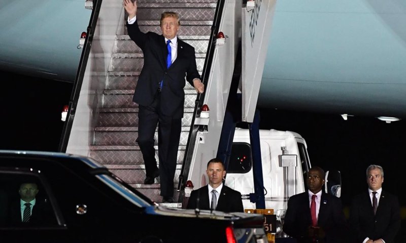 מוכן לפסגה עם קוריאה: טראמפ נחת בסינגפור