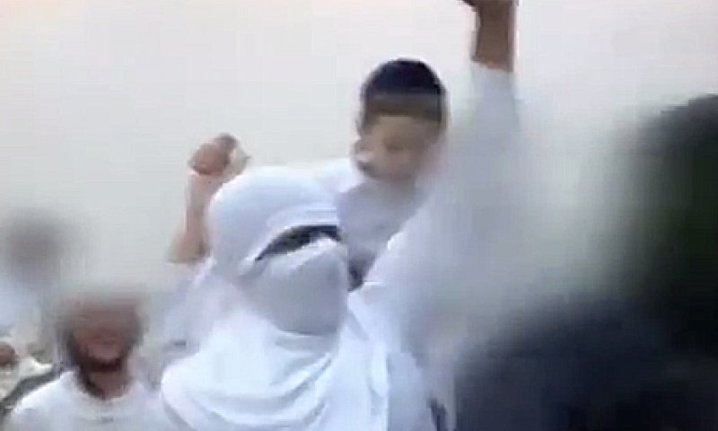 צפו: ריקוד סכינים בחתונה של נוער הגבעות