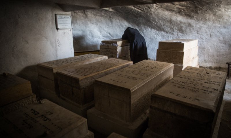 להתפלל על קברי צדיקים? עדיף לתת צדקה