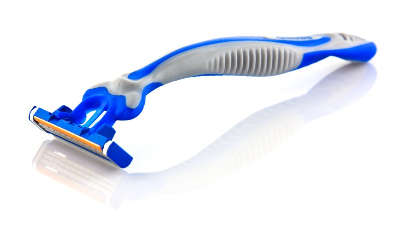 שו"ת סמס: האם מותר למכור לאנשים סכיני גילוח?