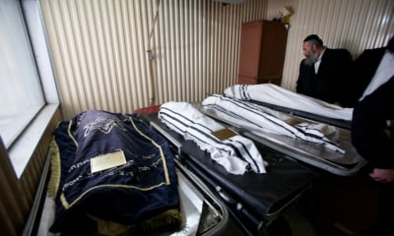 הנרצחים מובאים לקבורה; המשטרה סוגרת על המחבל