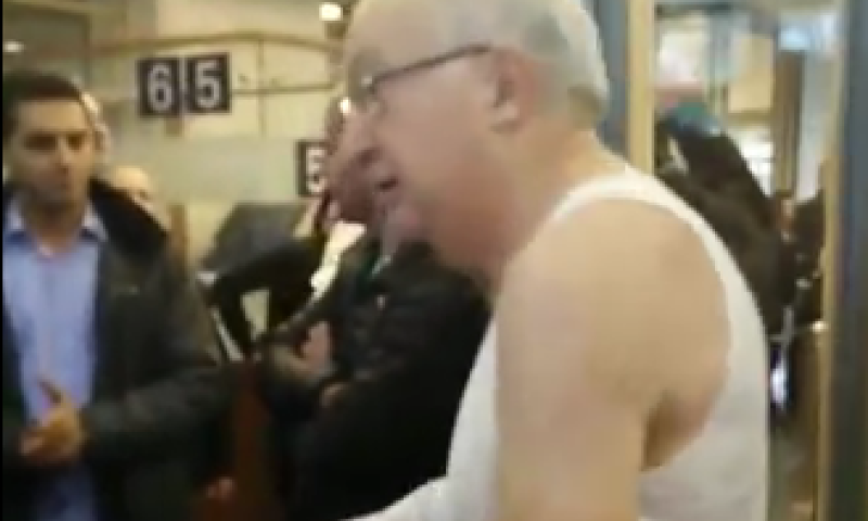 סערה בכנסת: חבר כנסת התפשט בכניסה למשכן; צפו