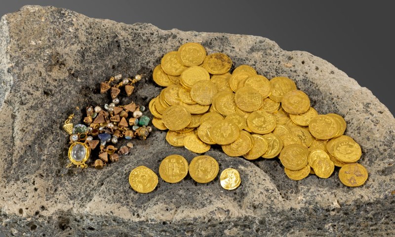 מטמון נדיר נחשף בשלמותו ליד הכנרת באופן מקרי