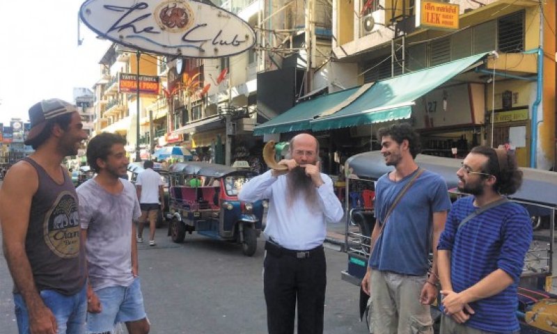 להיזהר בכבוד המלך אבל לאכול כשר: כל האפשרויות בבית חב"ד בנגקוק