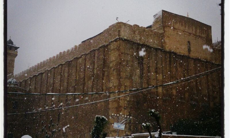 חברון: ערבים תקפו יהודים בחסות השלג