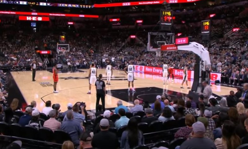 באמצע המשחק: השחקנים עמדו דום לזכר קובי בראיינט