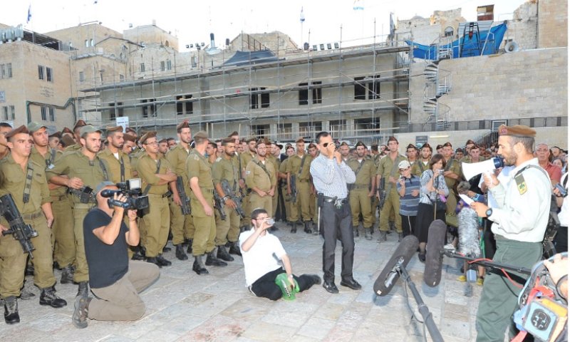 צפו: חיילי גולני מברכים 'הגומל' בכותל המערבי